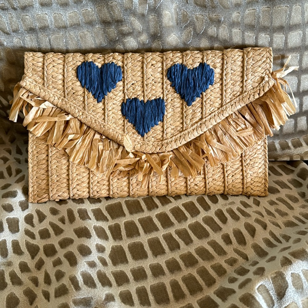 BTB Los Ángeles Raffia clutch with blue hearts. Magnetic closure.